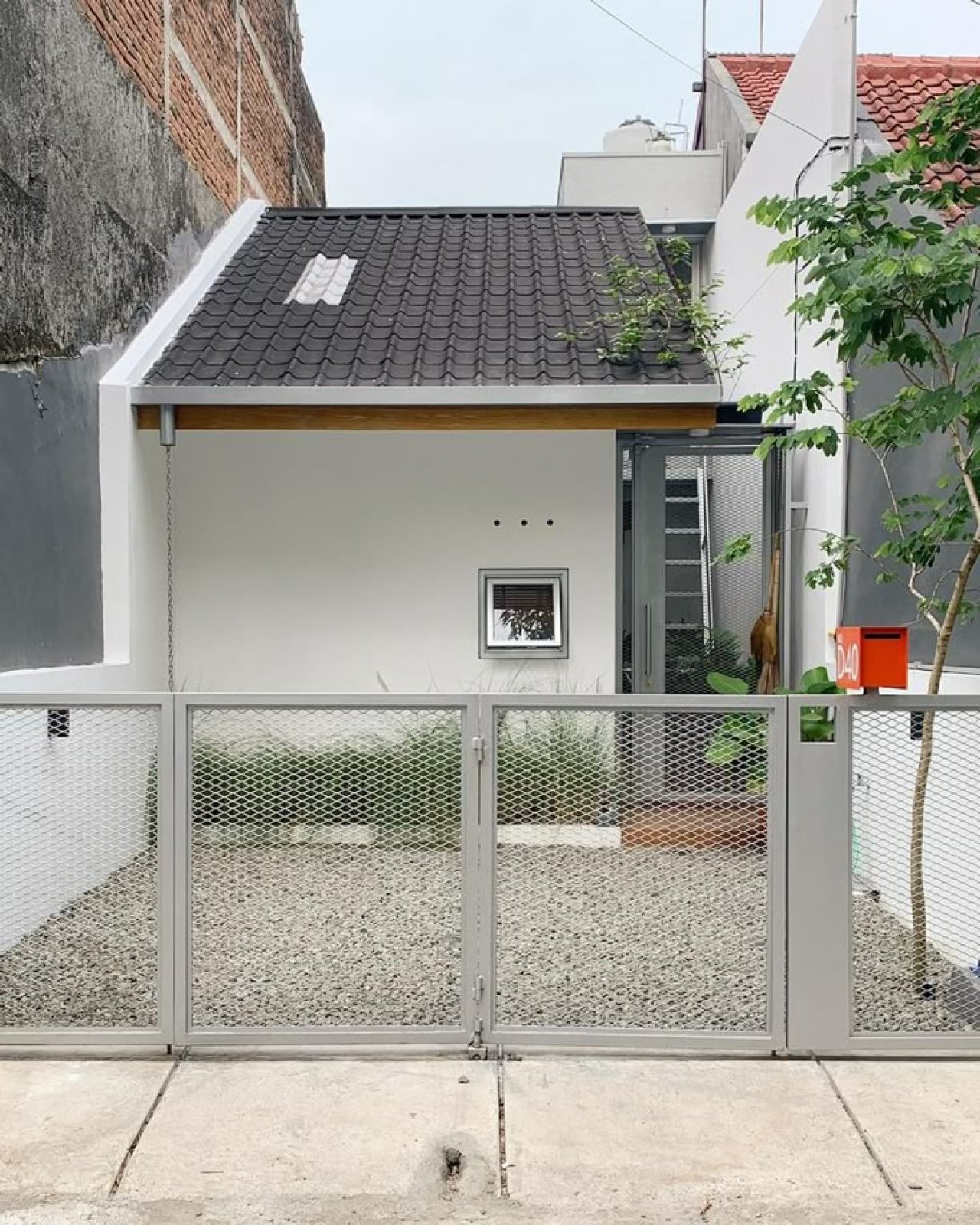 Carport dengan Lantai Batu Koral